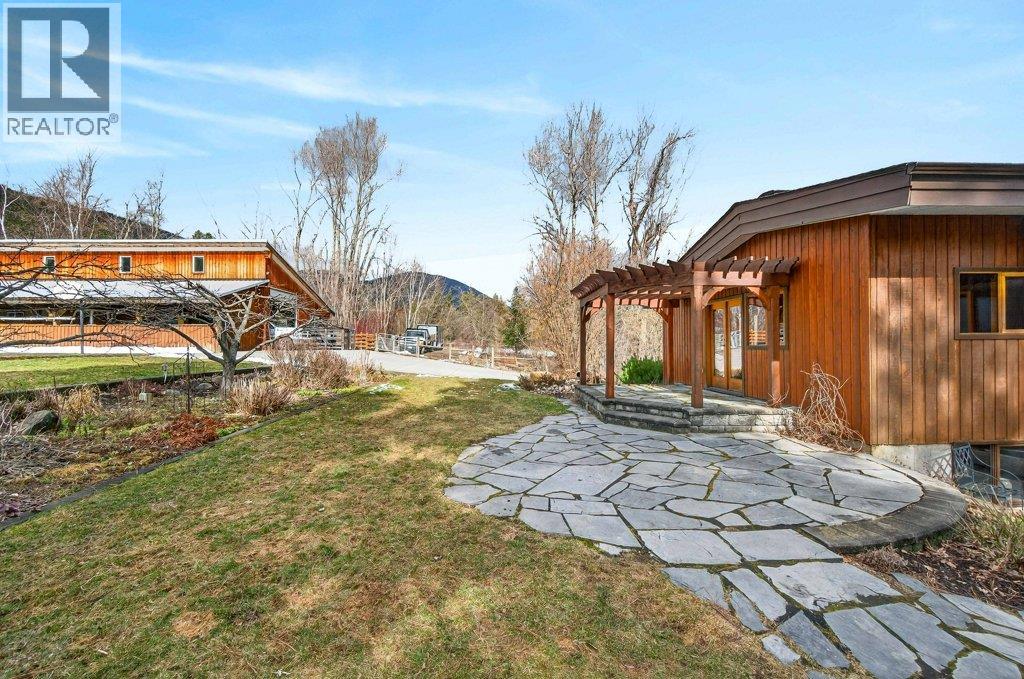 571 60 Street SW, Salmon Arm