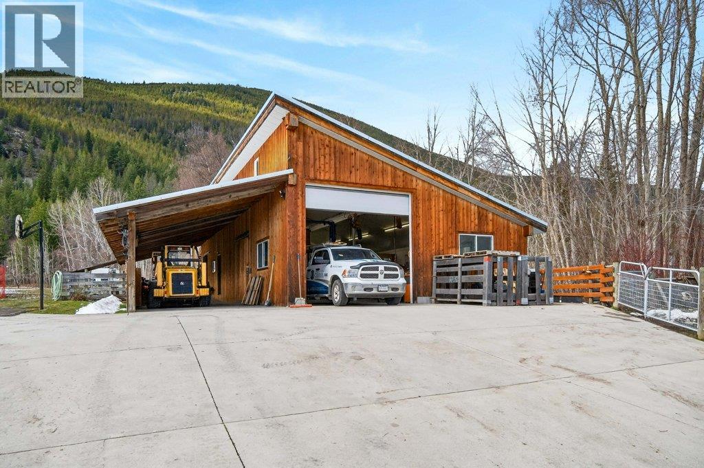 571 60 Street SW, Salmon Arm
