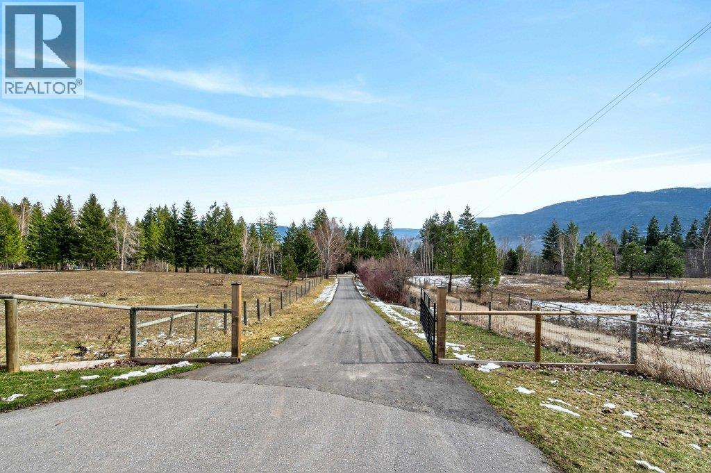 571 60 Street SW, Salmon Arm