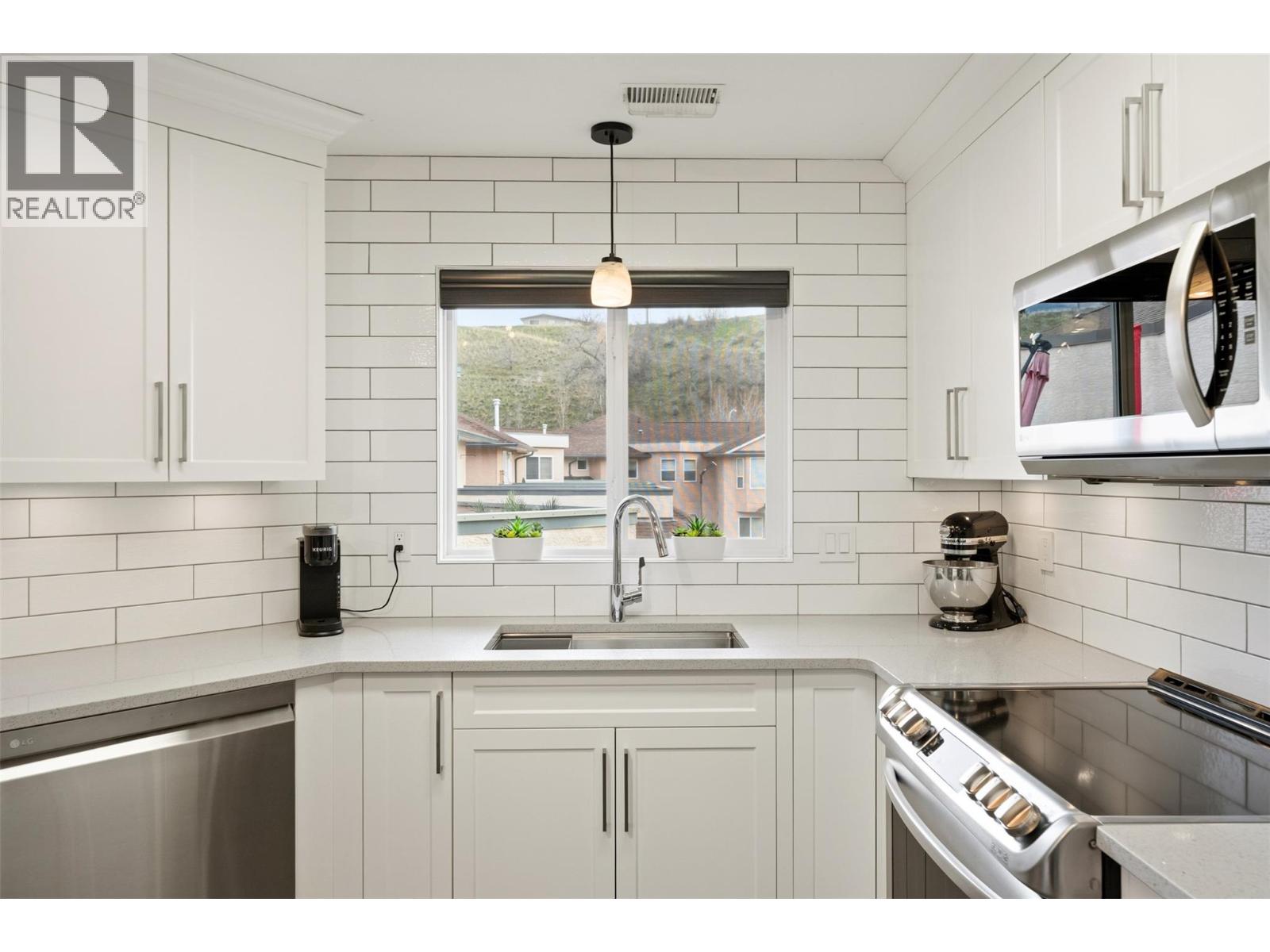 6514 MEADOWS Drive Unit# 9, Oliver