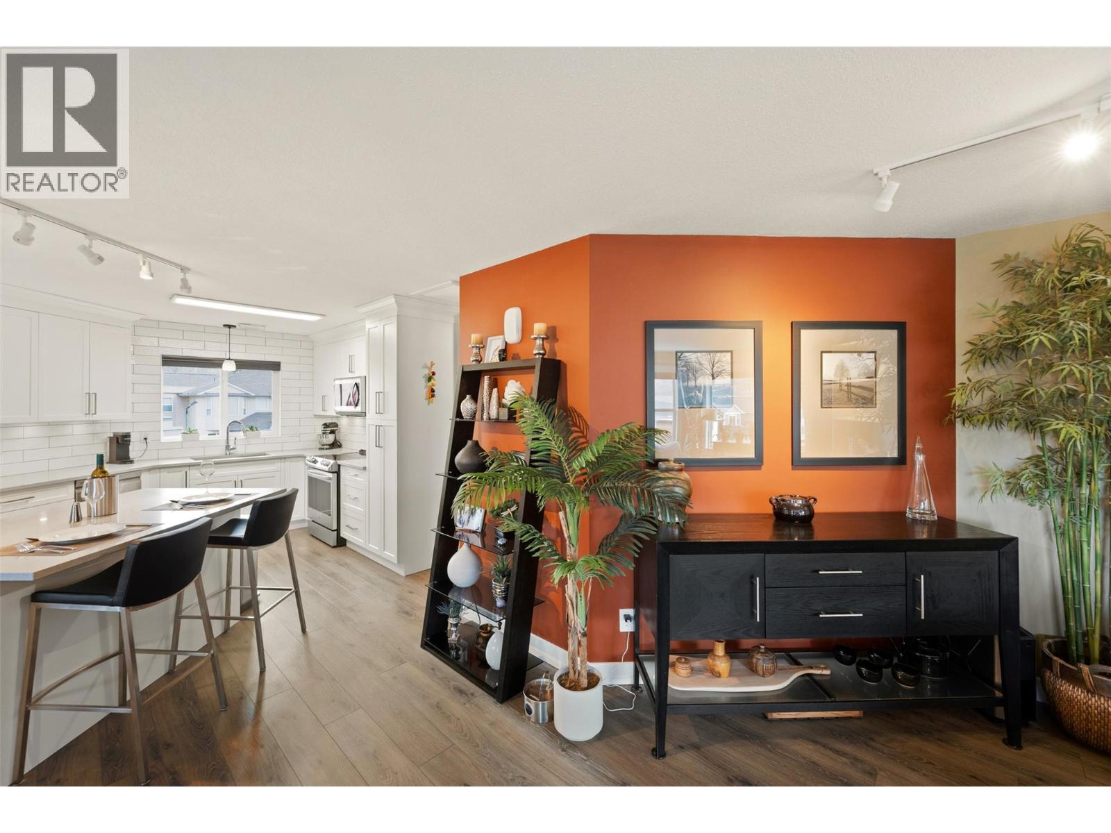 6514 MEADOWS Drive Unit# 9, Oliver