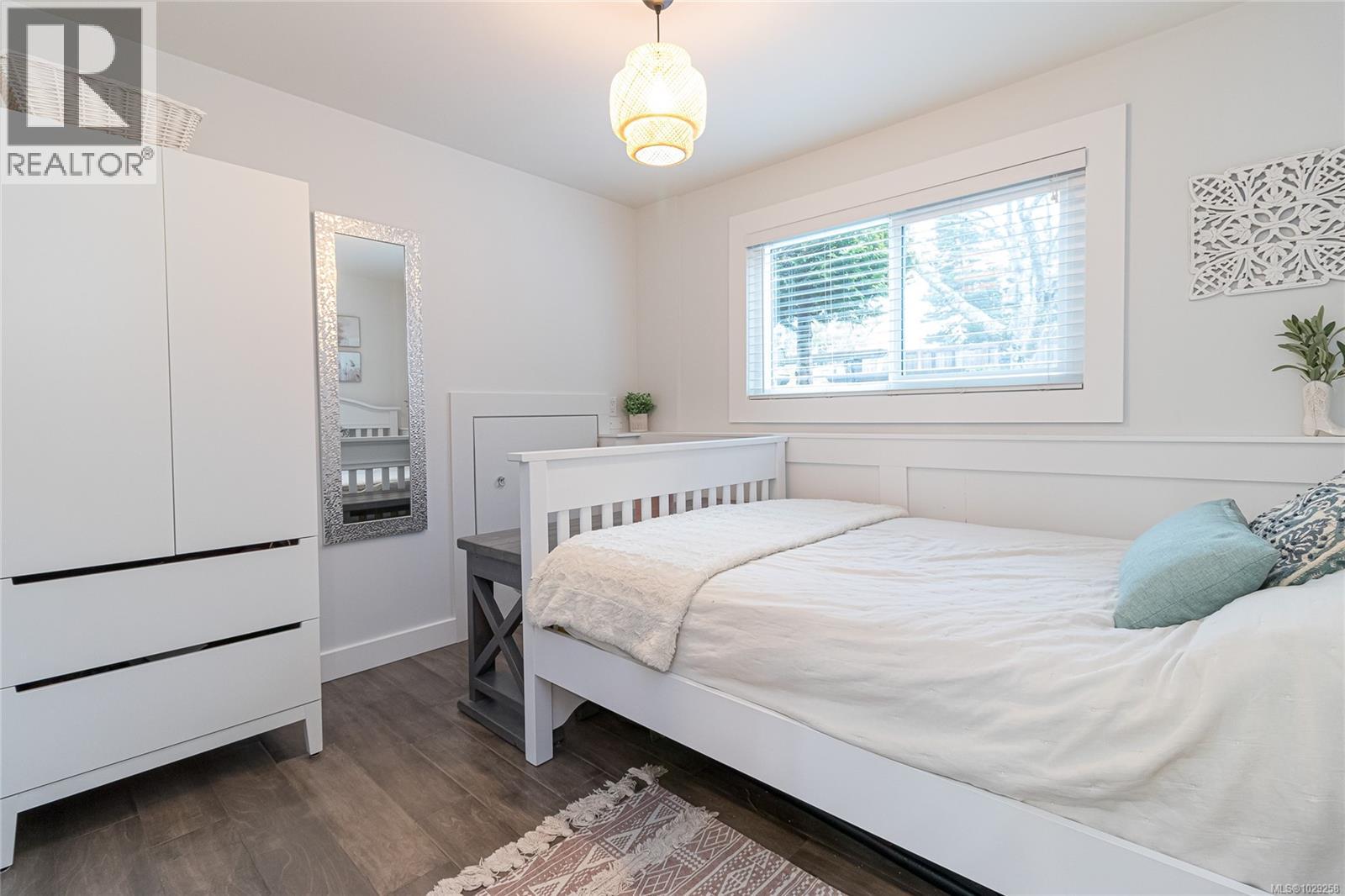  1911 Lisnoe Avenue, Central Saanich