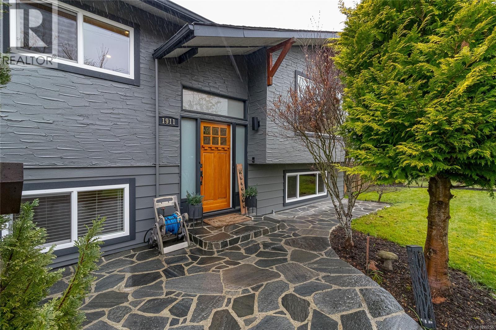  1911 Lisnoe Avenue, Central Saanich