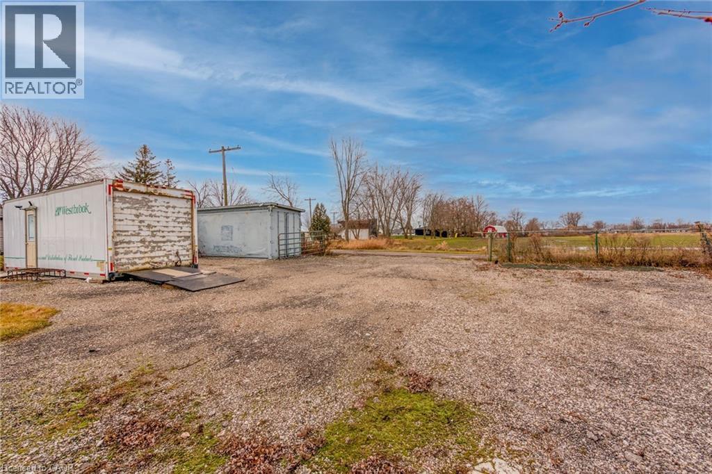 817 LAKESHORE ROAD - 33