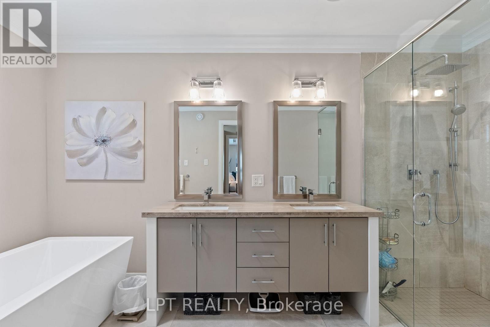 Ensuite with double sink and soaker tub!