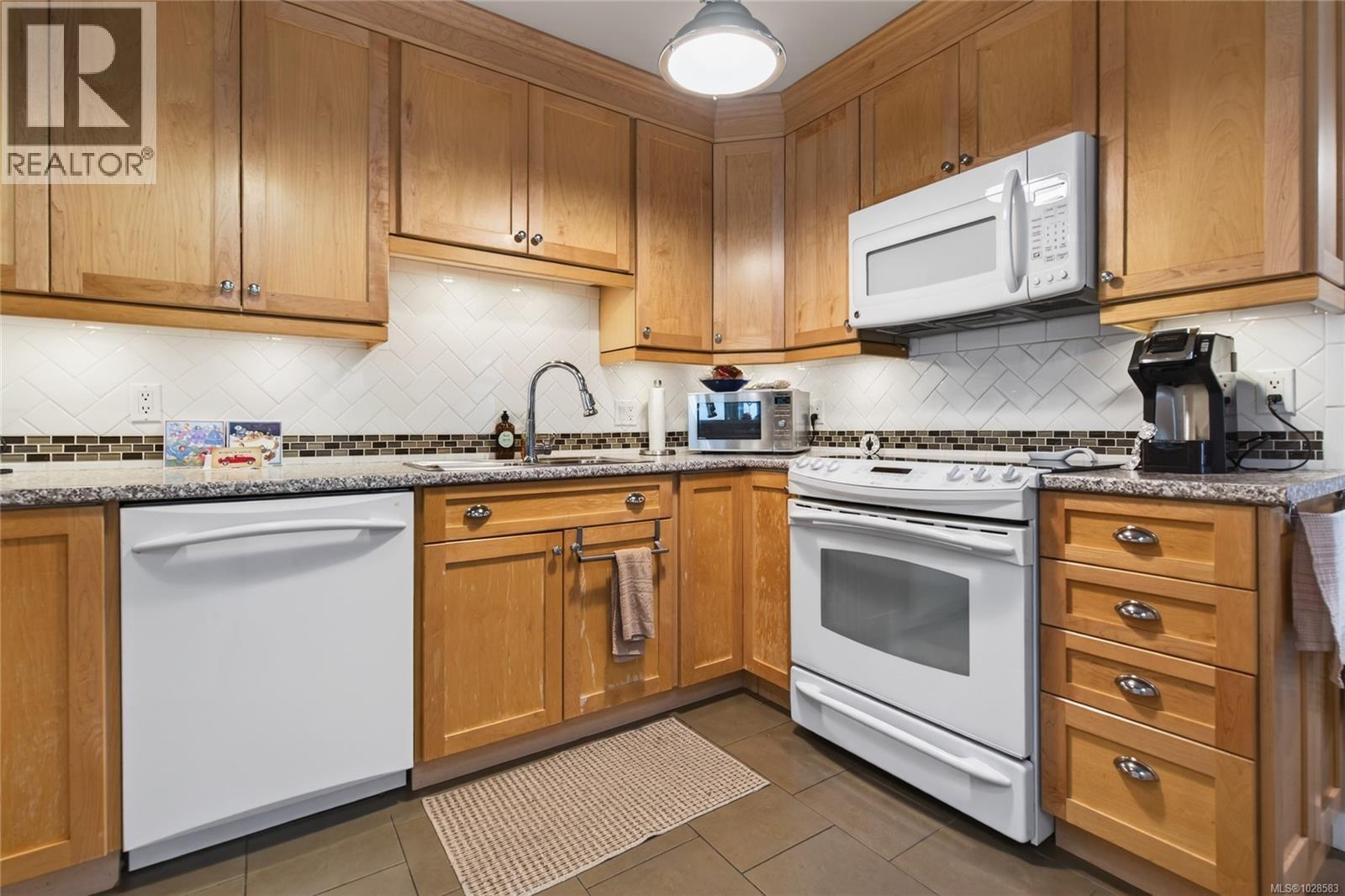 #7 650 YORKSHIRE DR - Image 3