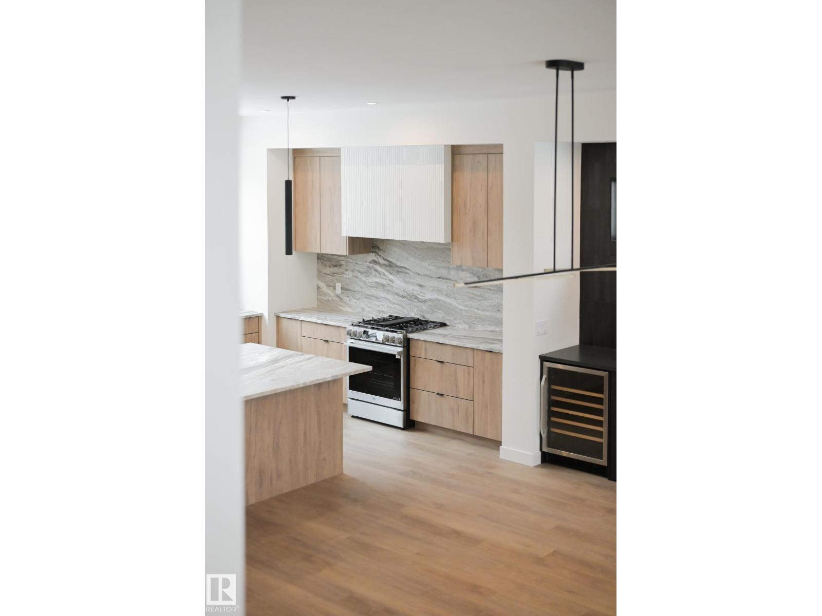 9140 74 AV NW - 13