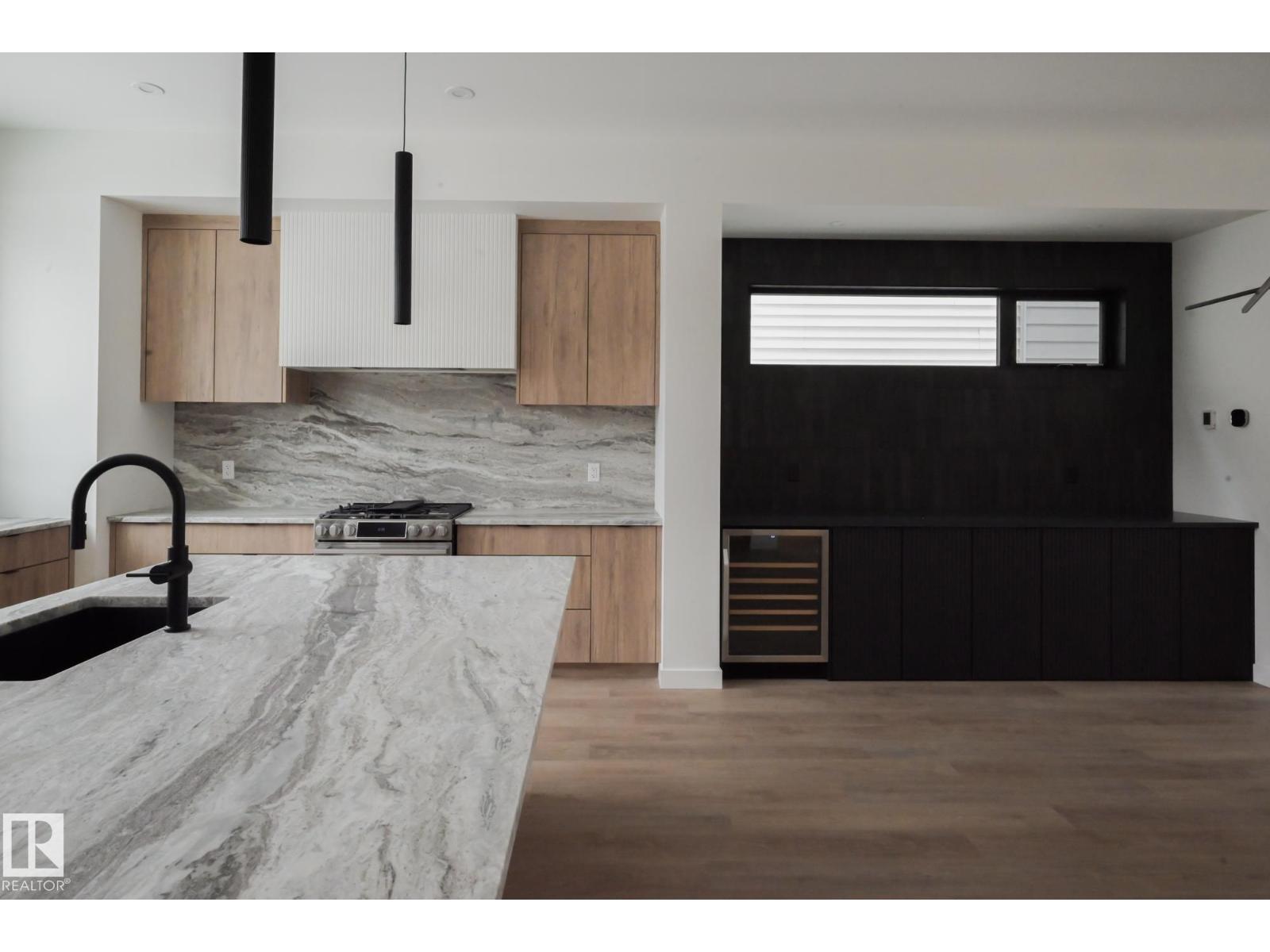 9140 74 AV NW - 16