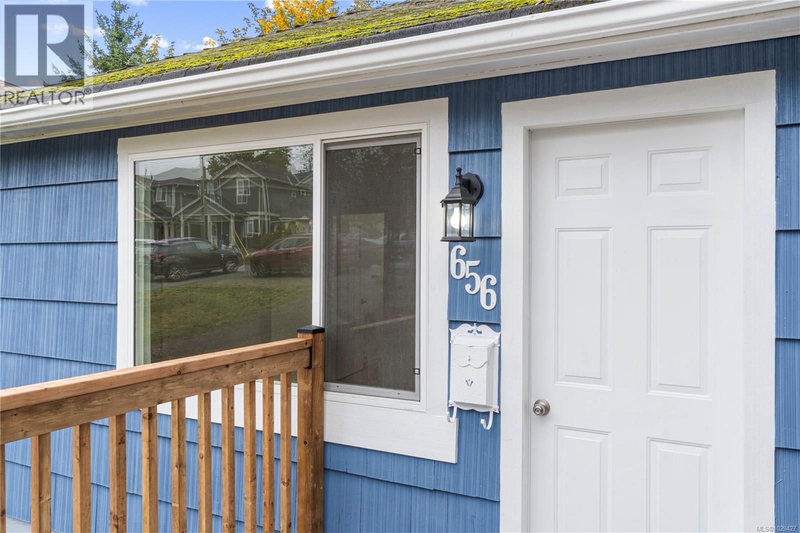 656 LAMBERT AVE - 34