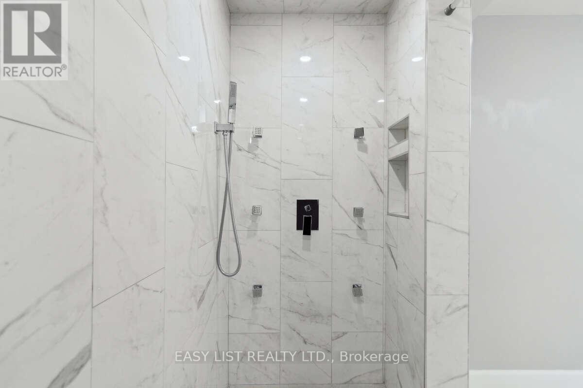 31 BLOOMFIELD TRAIL - 40