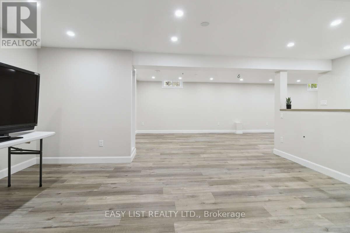 31 BLOOMFIELD TRAIL - 41