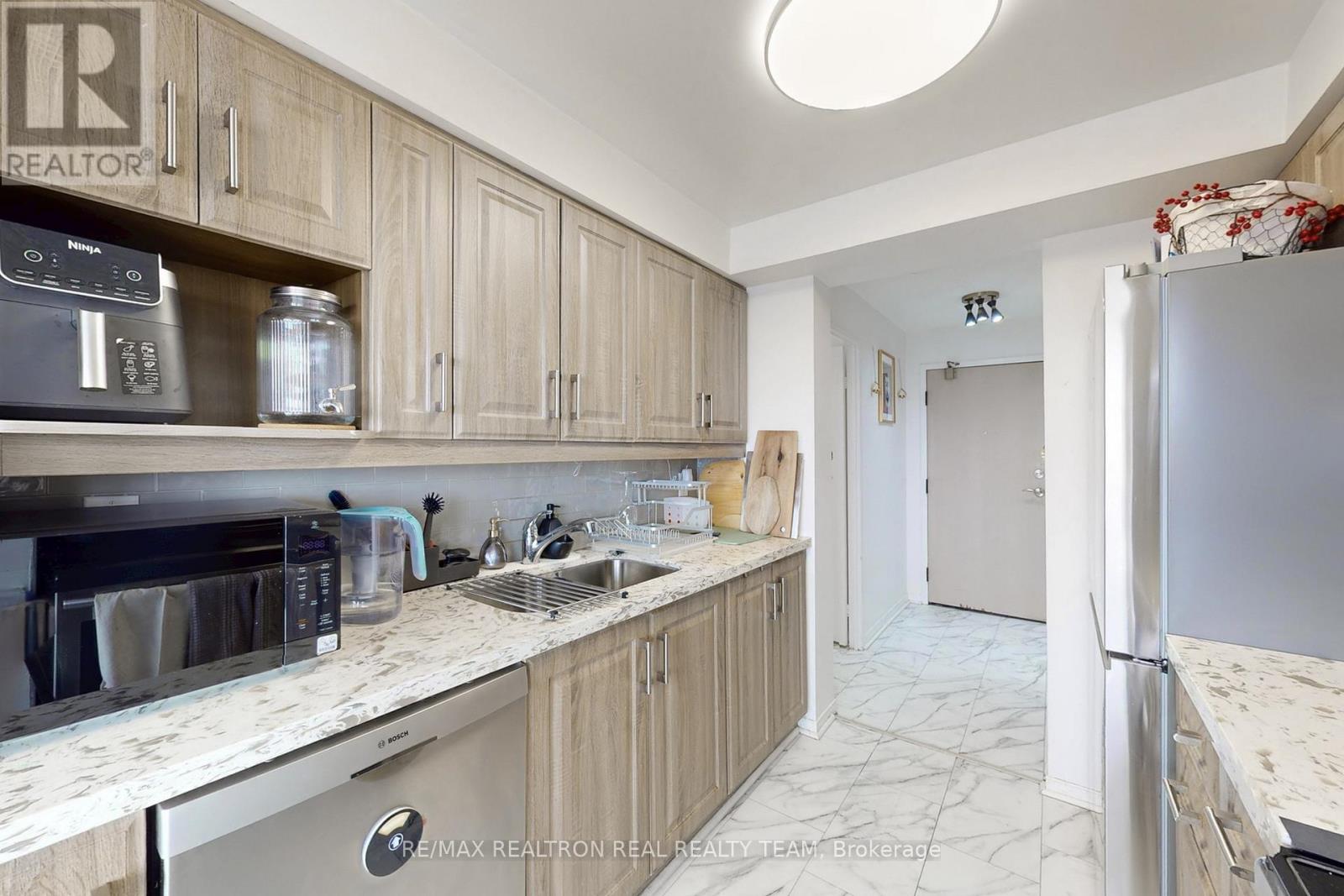 #1905 350 RATHBURN ROAD - 18