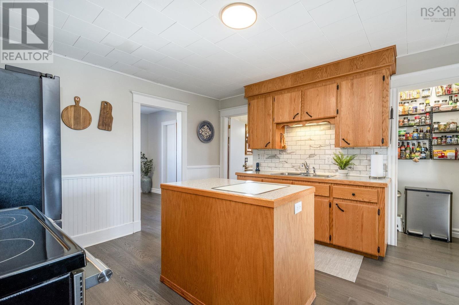 Property 15 of 45 of 10194 1 Highway