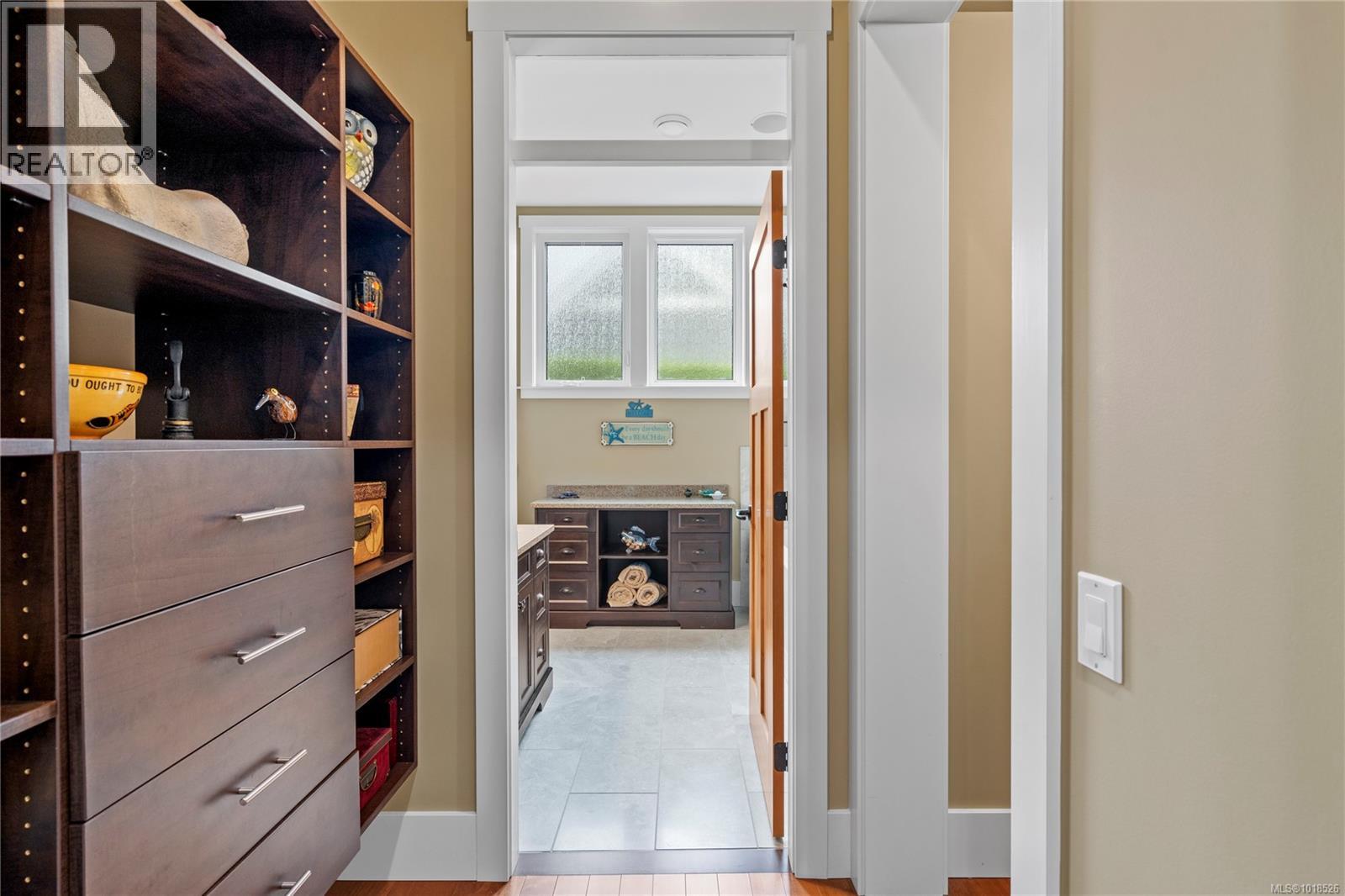 942 Bluffs Dr - 52