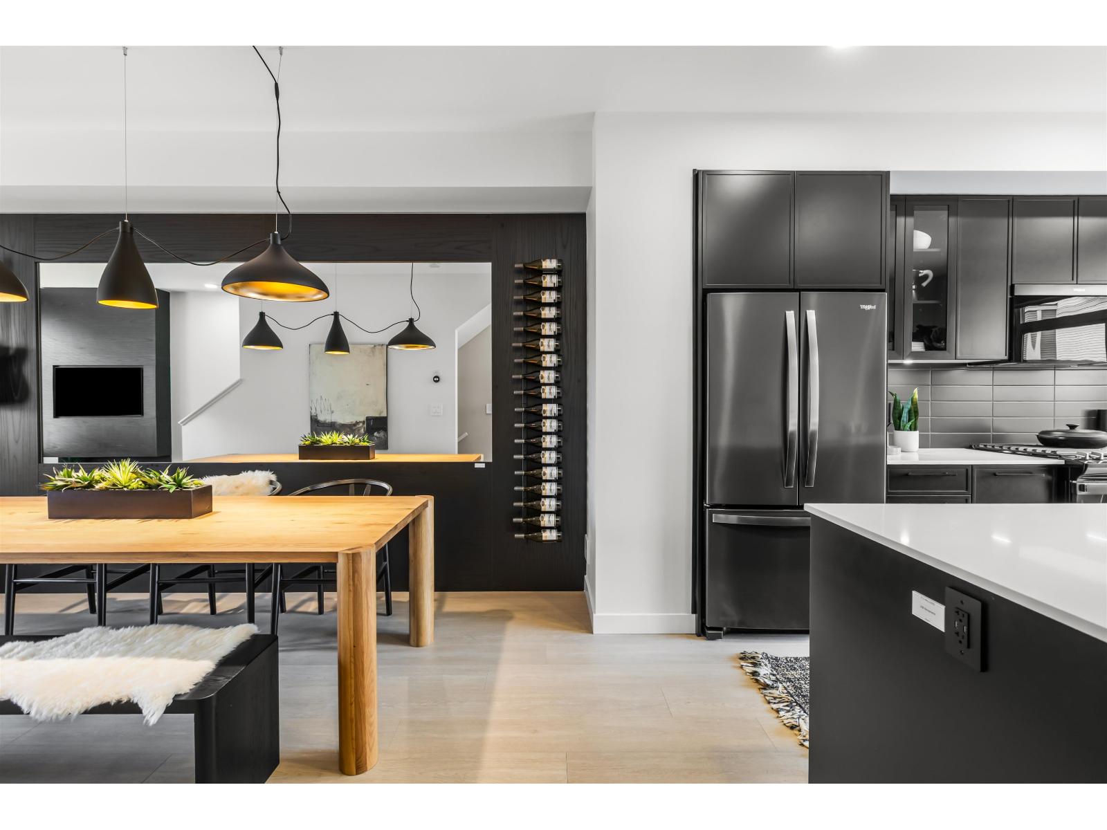 1 2886 MONTROSE Avenue - main photo