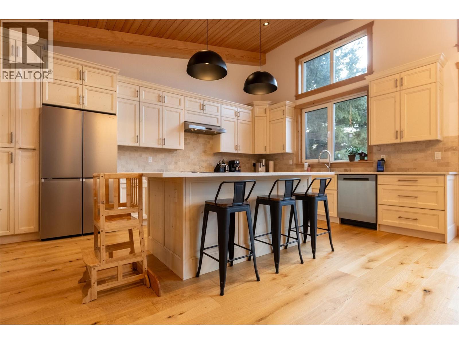 1360 MCLEOD AVENUE - 27