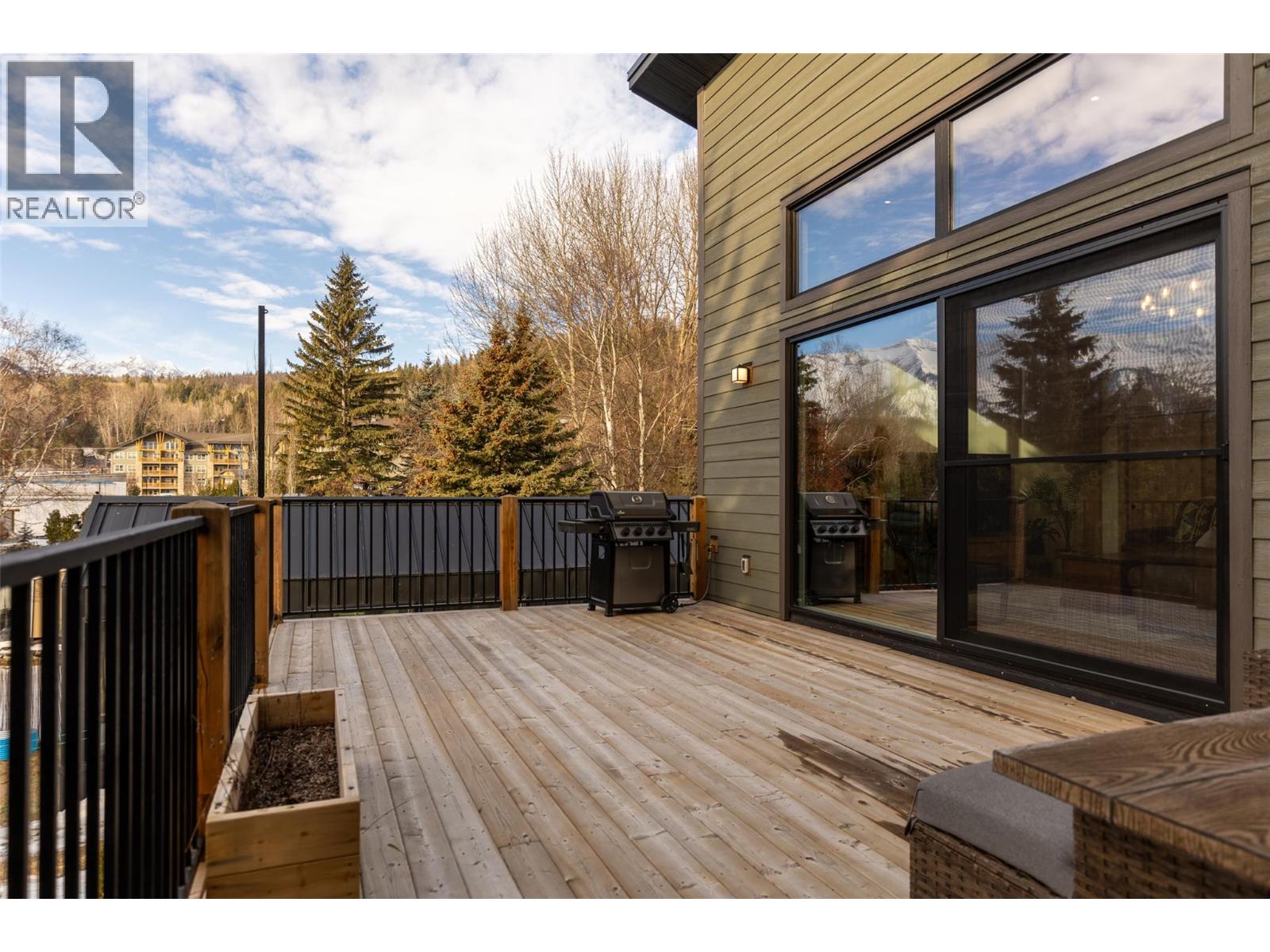 1360 MCLEOD AVENUE - 33