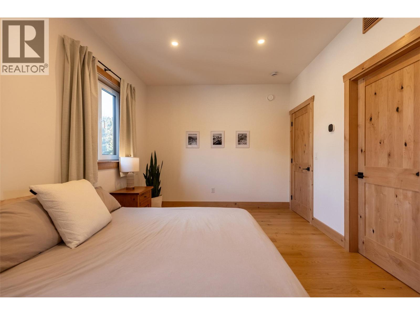 1360 MCLEOD AVENUE - 37