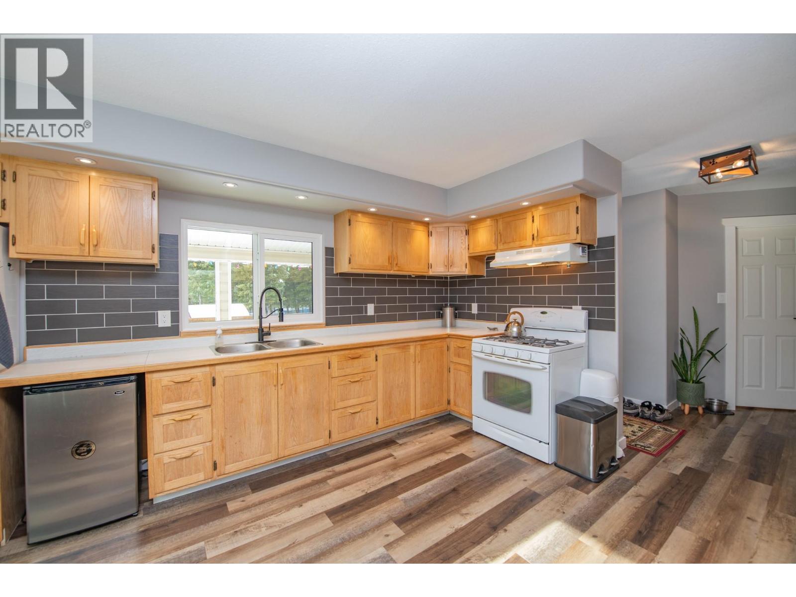 7250 China Valley Road, Falkland