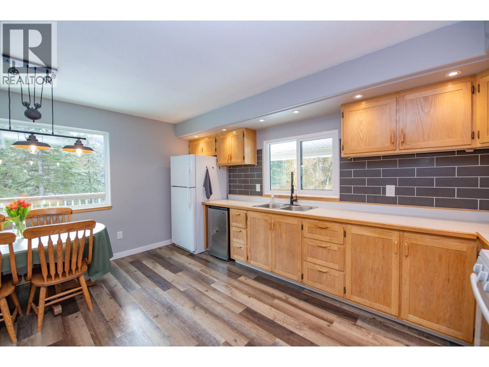 7250 China Valley Road, Falkland