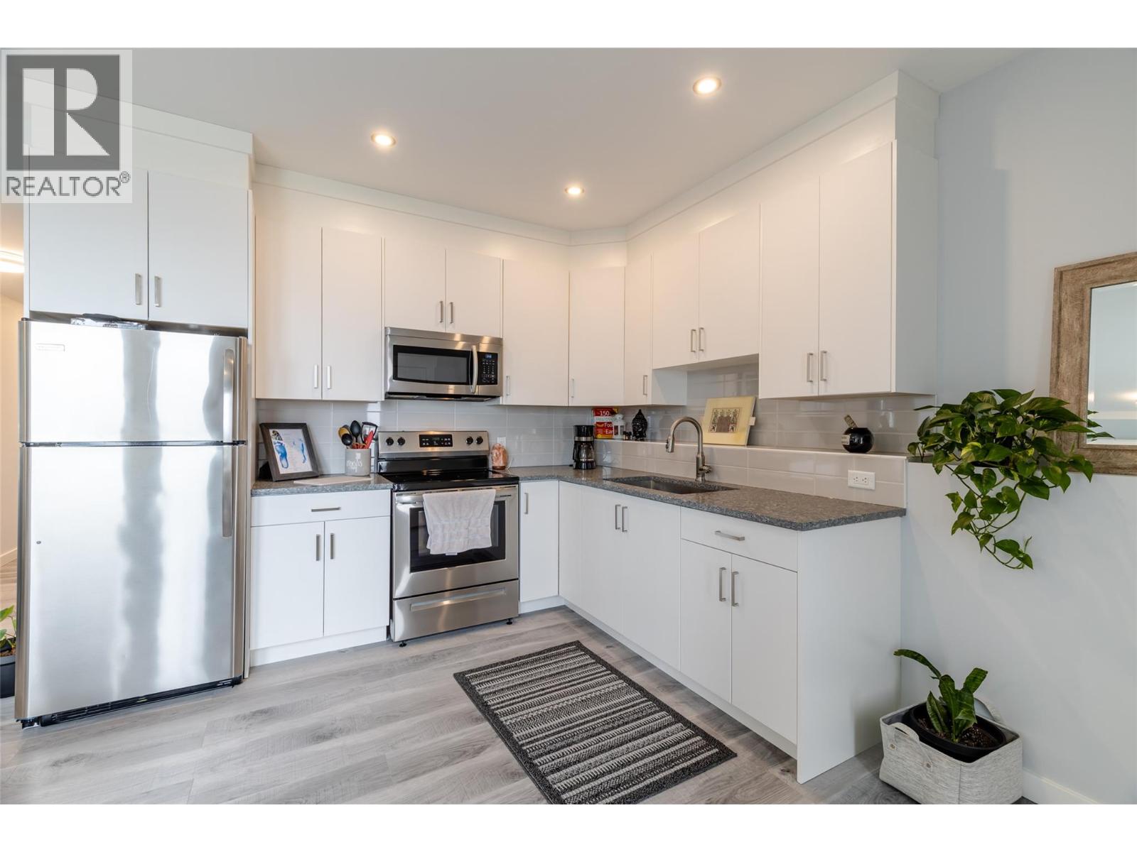 1088 Clarance Avenue - 66