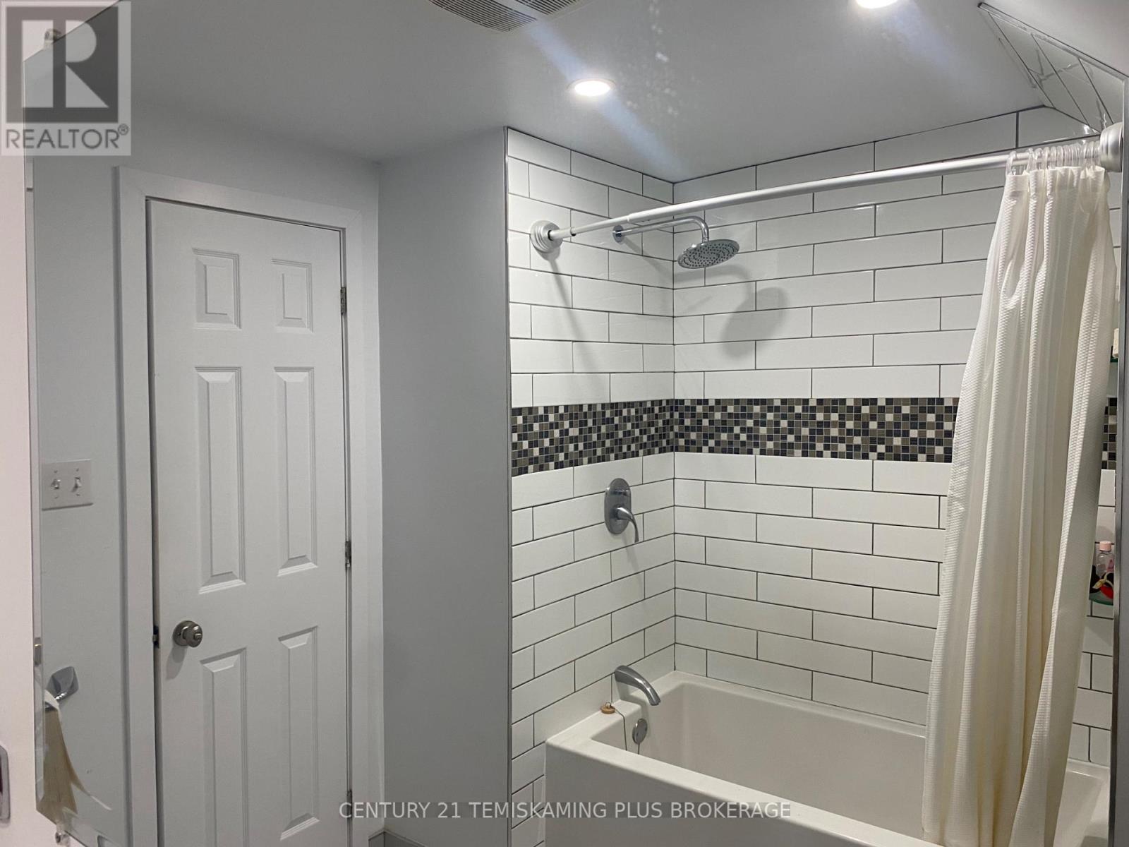 46 PAGET STREET N - 10