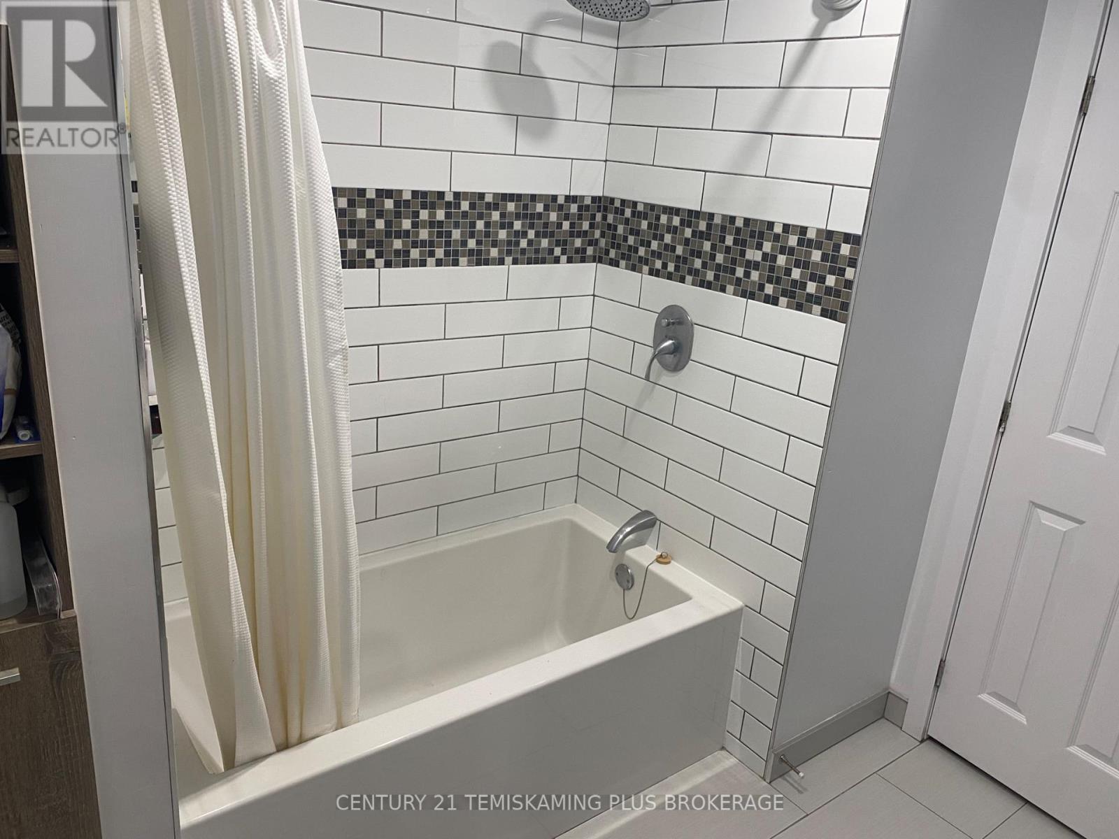 46 PAGET STREET N - 11