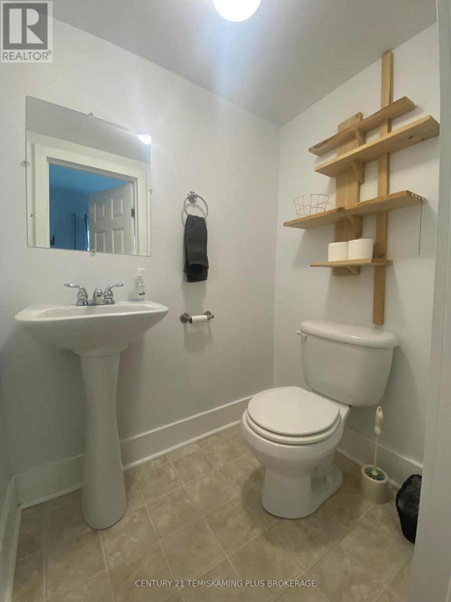 46 PAGET STREET N - 23