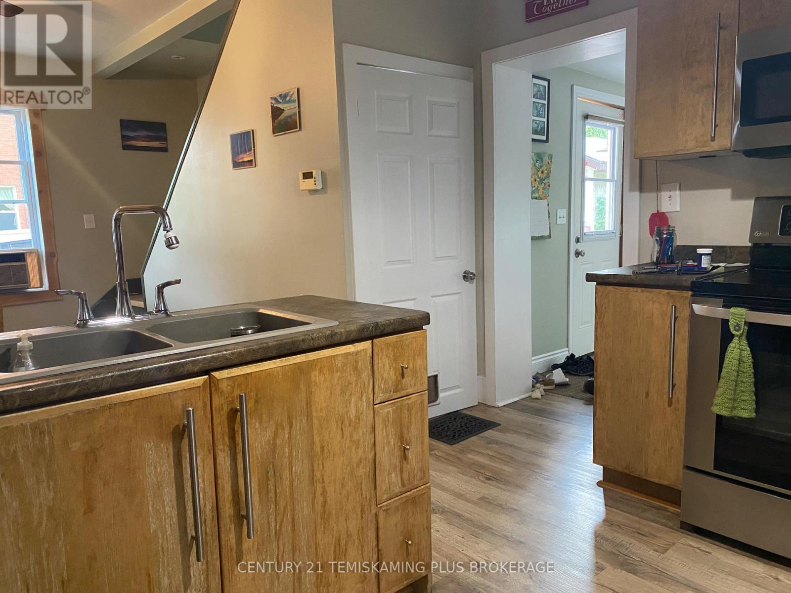 46 PAGET STREET N - 32