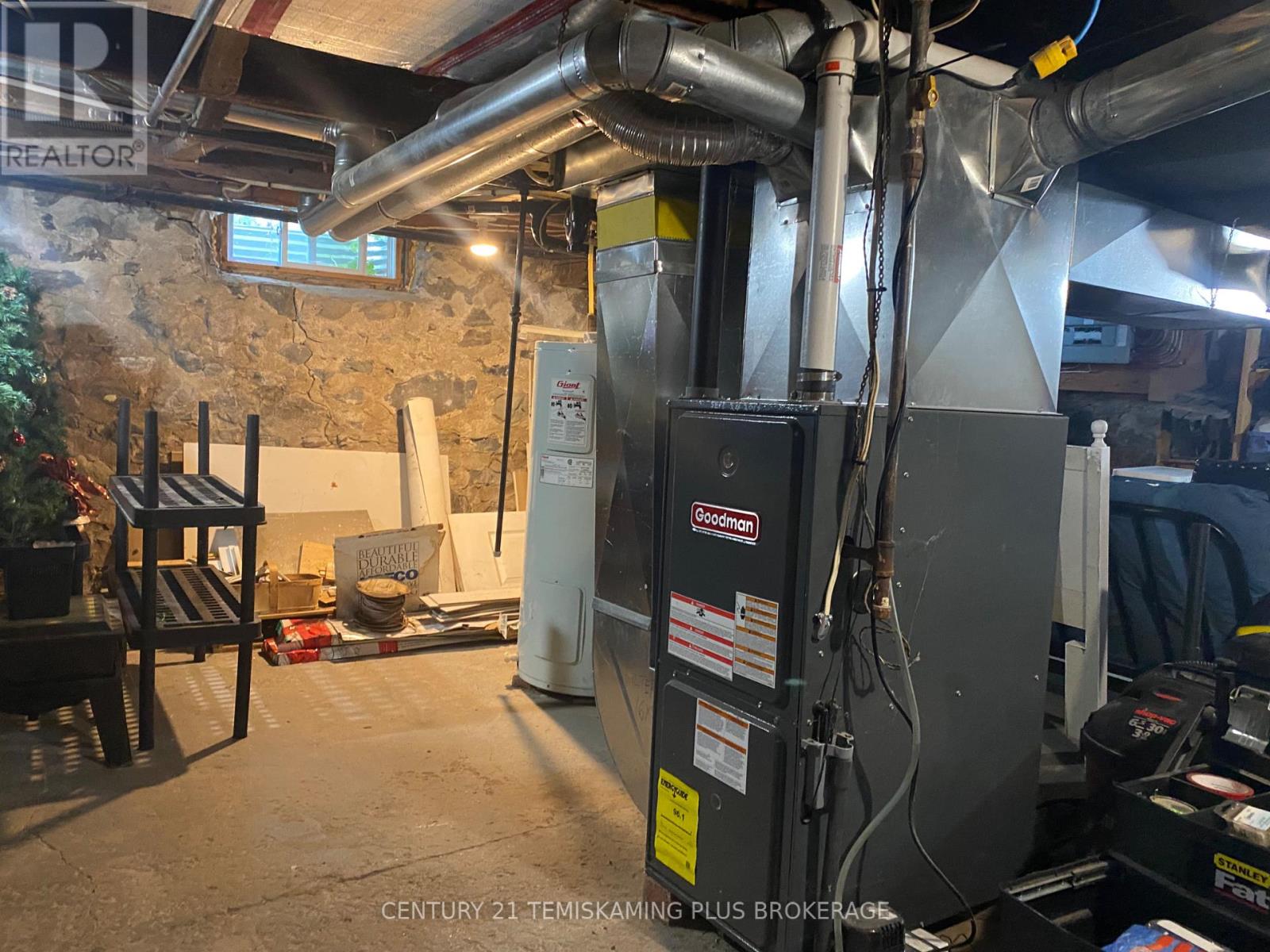 46 PAGET STREET N - 35