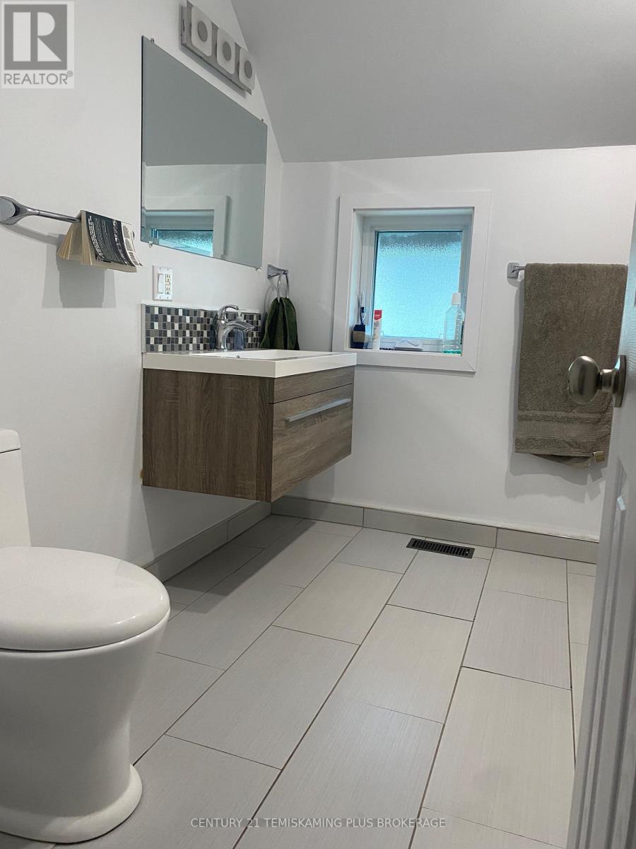 46 PAGET STREET N - 9