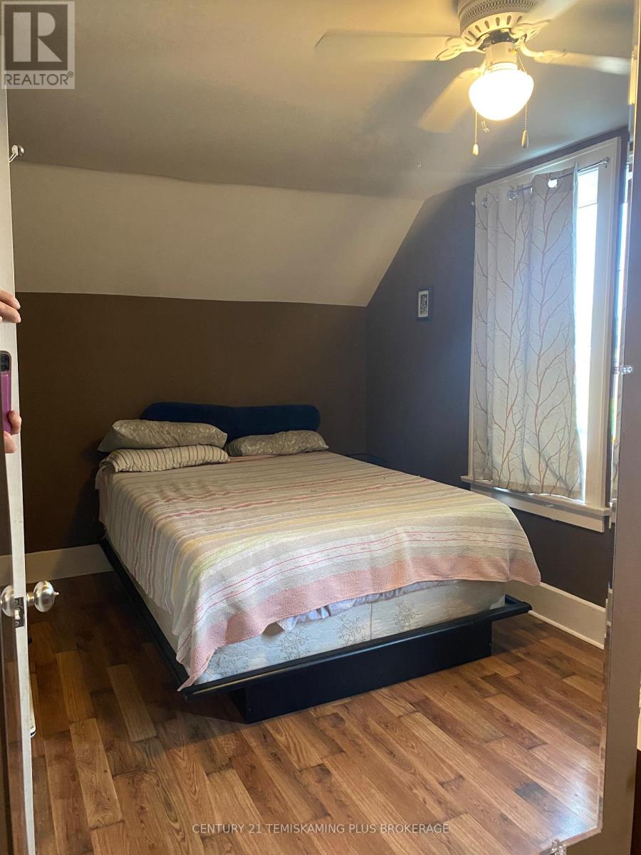 46 PAGET STREET N - 5