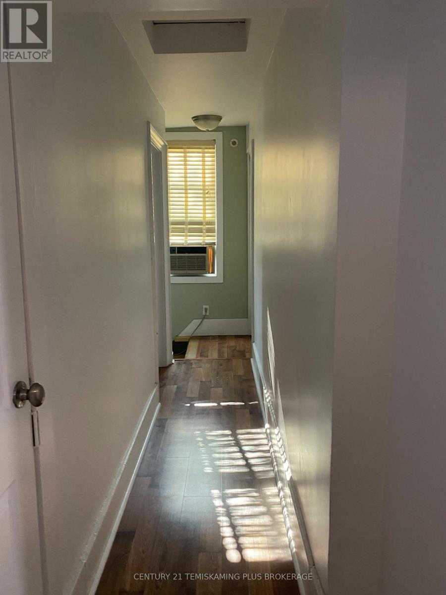 46 PAGET STREET N - 8