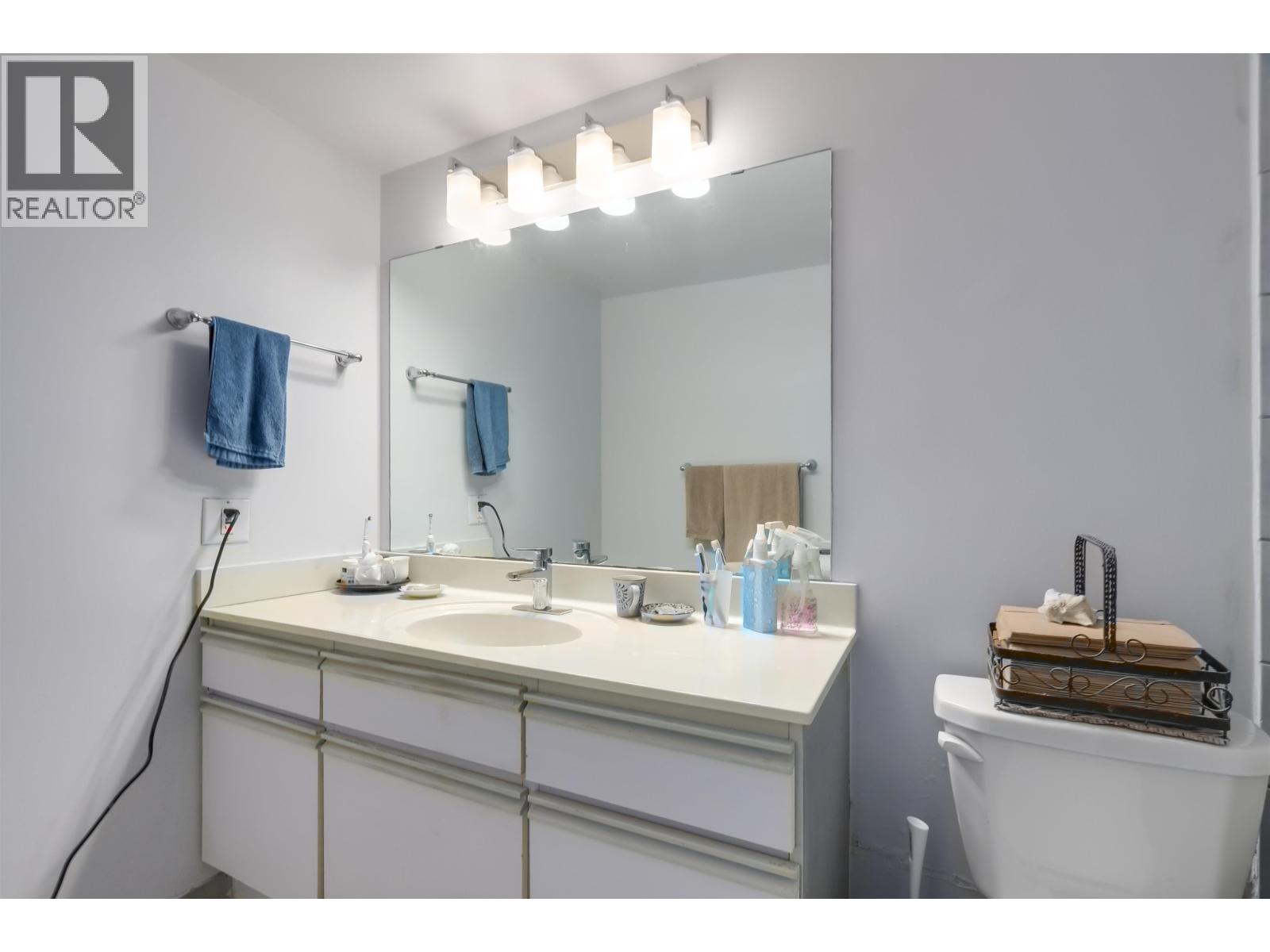 402 2024 FULLERTON AVENUE, North Vancouver