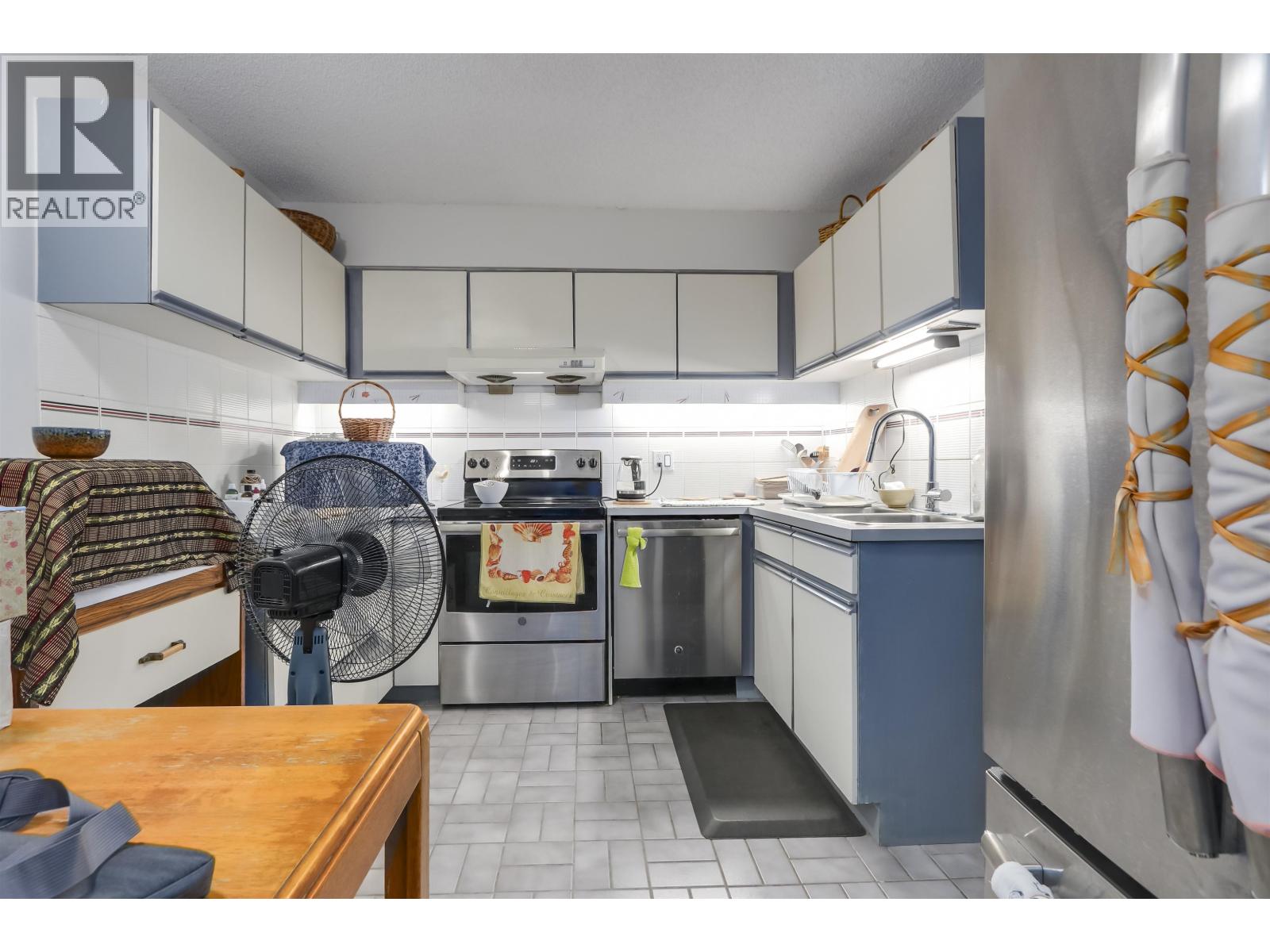 402 2024 FULLERTON AVENUE, North Vancouver