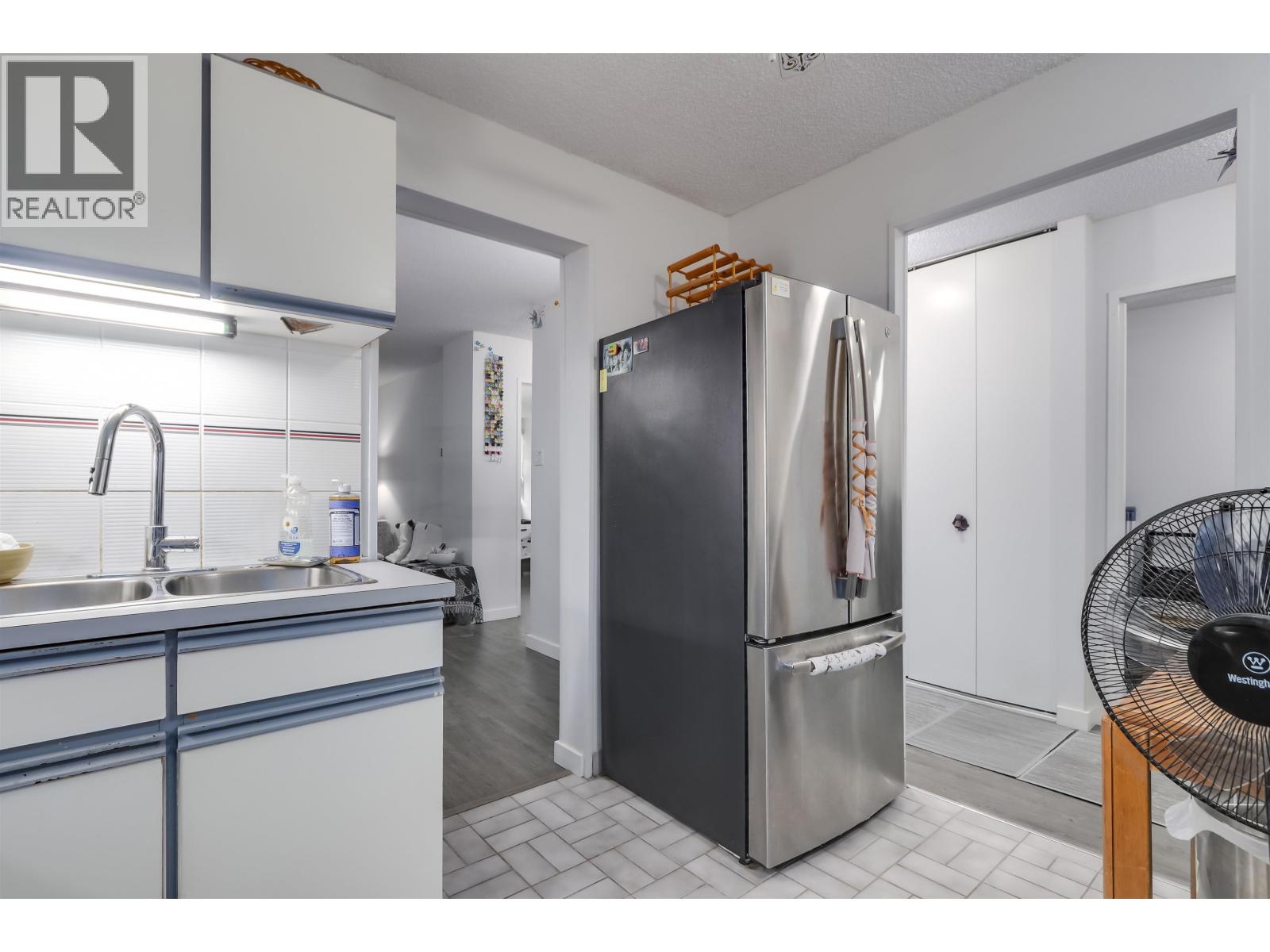 402 2024 FULLERTON AVENUE, North Vancouver
