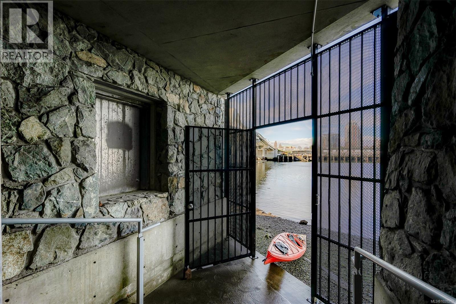 #213 456 PANDORA AVE - 34