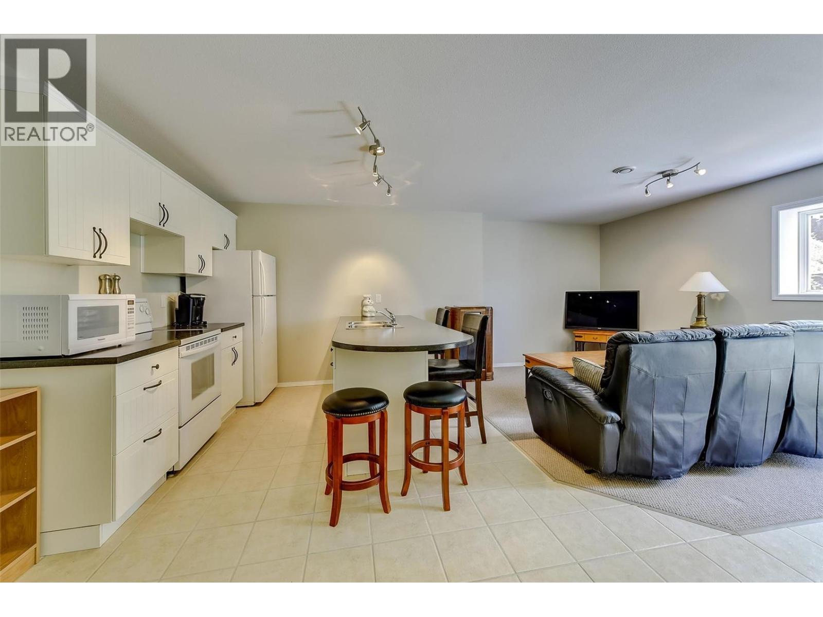 3672 Luxmoore Road, Kelowna