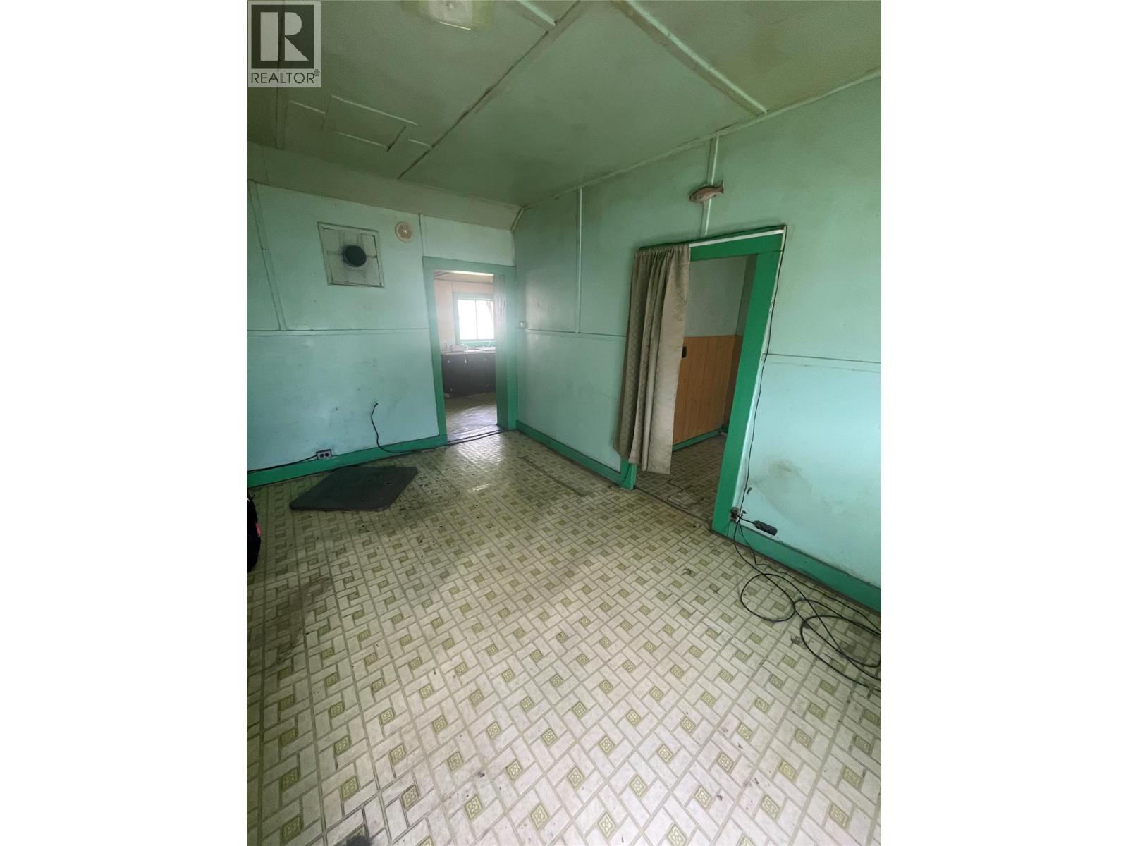 685 RUSSELL Lane - 10