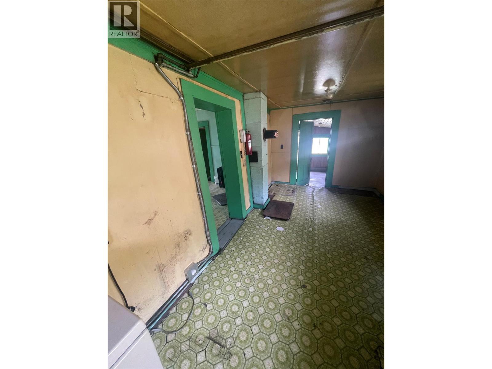 685 RUSSELL Lane - 8