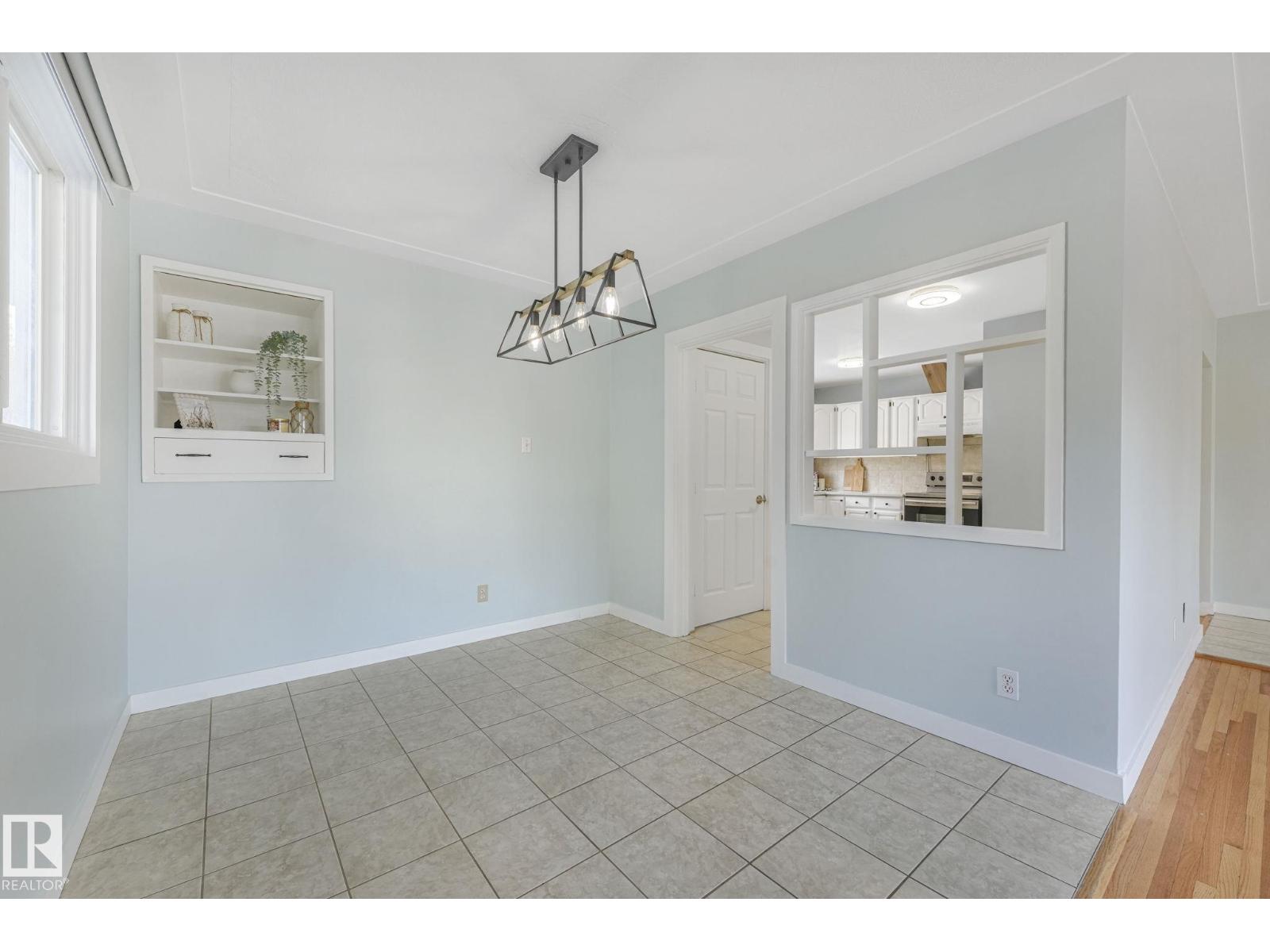 15704 91 AV NW - 10