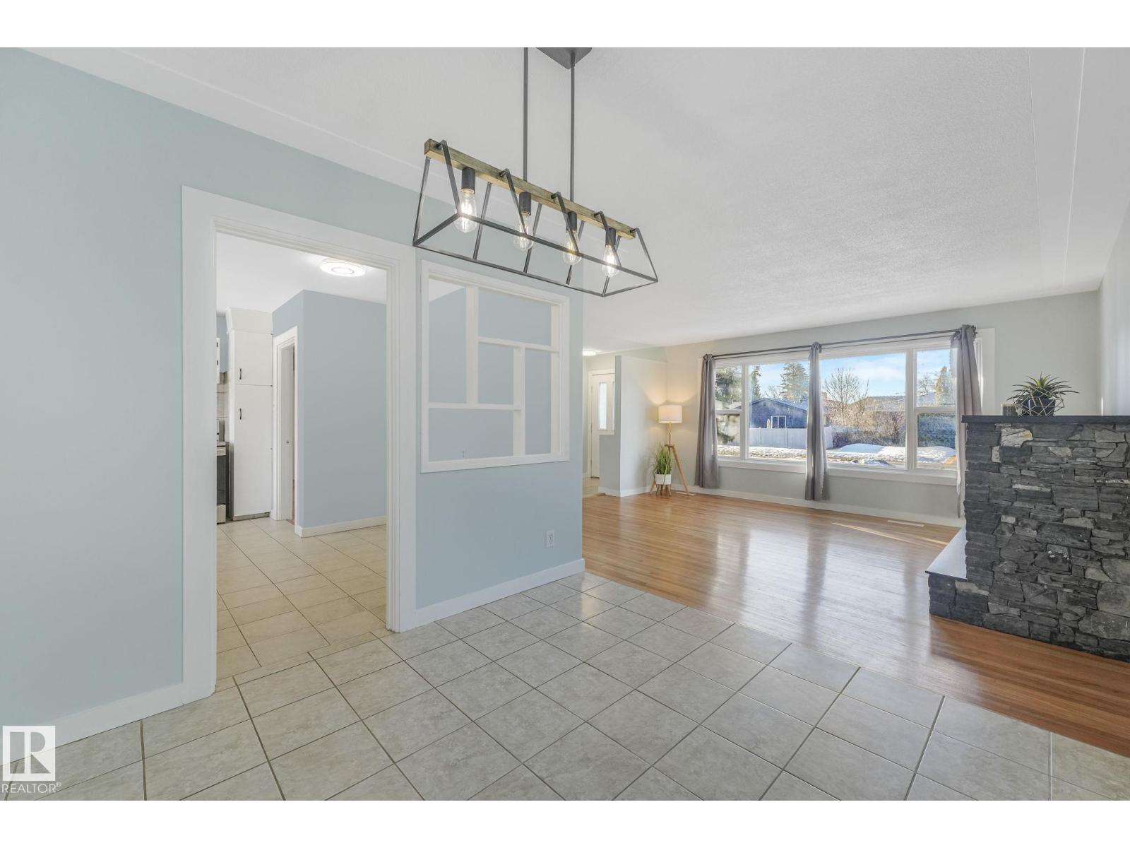 15704 91 AV NW - 11