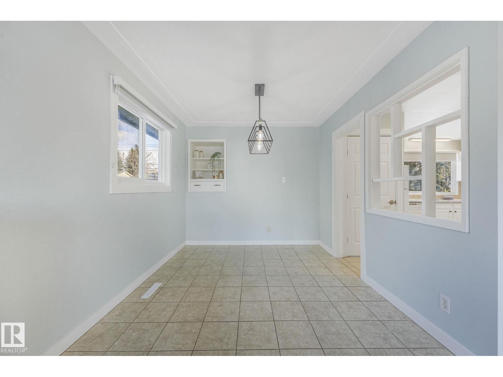 15704 91 AV NW - 12