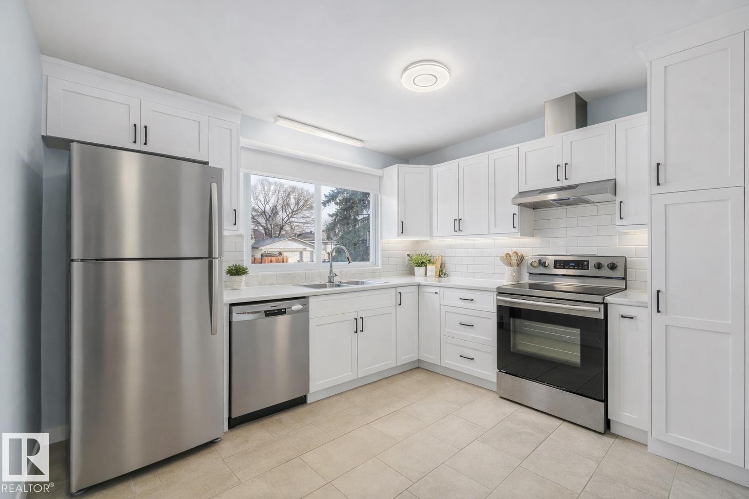 15704 91 AV NW - 15