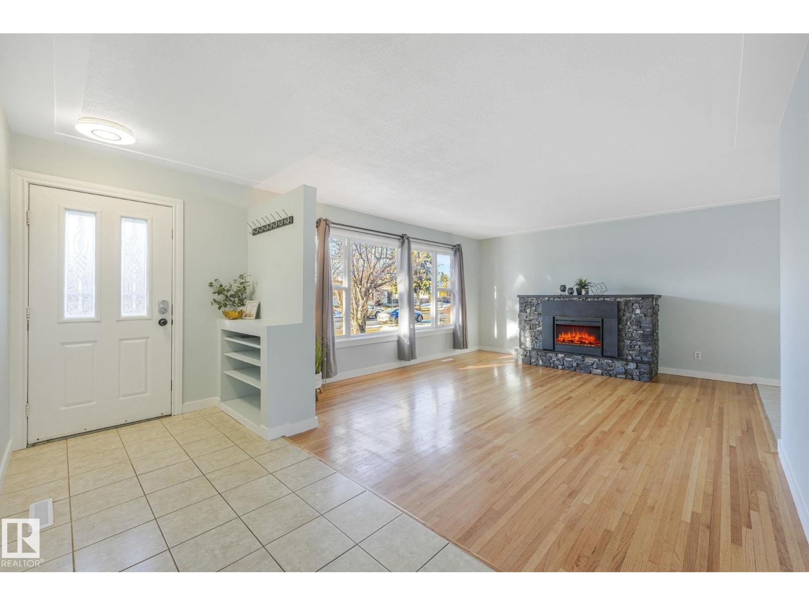 15704 91 AV NW - 2