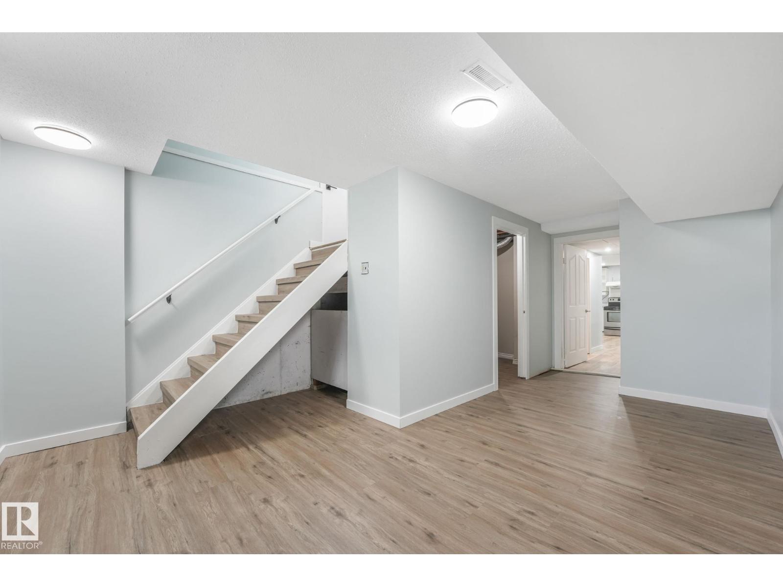 15704 91 AV NW - 26