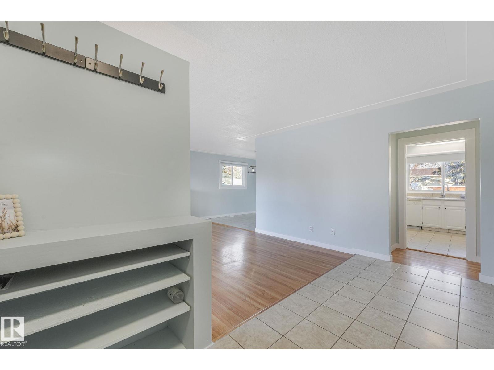 15704 91 AV NW - 3