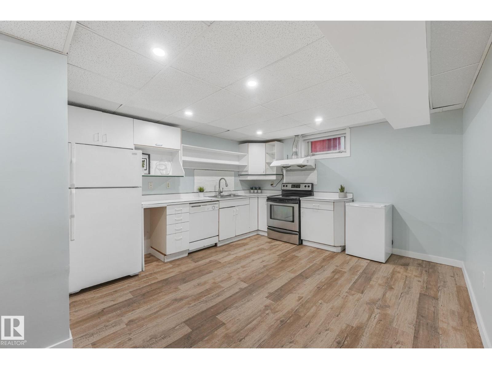 15704 91 AV NW - 32