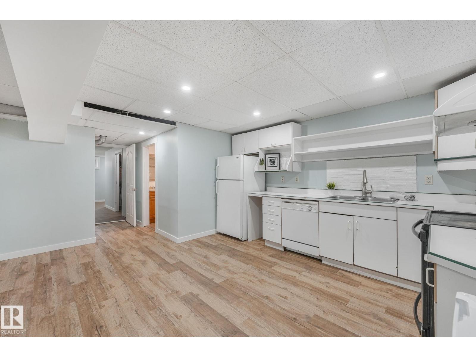 15704 91 AV NW - 34