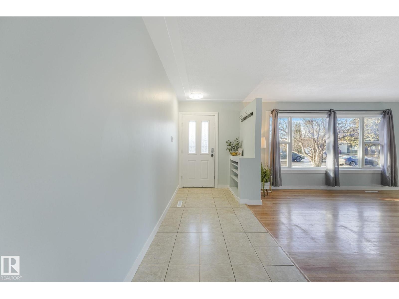 15704 91 AV NW - 4